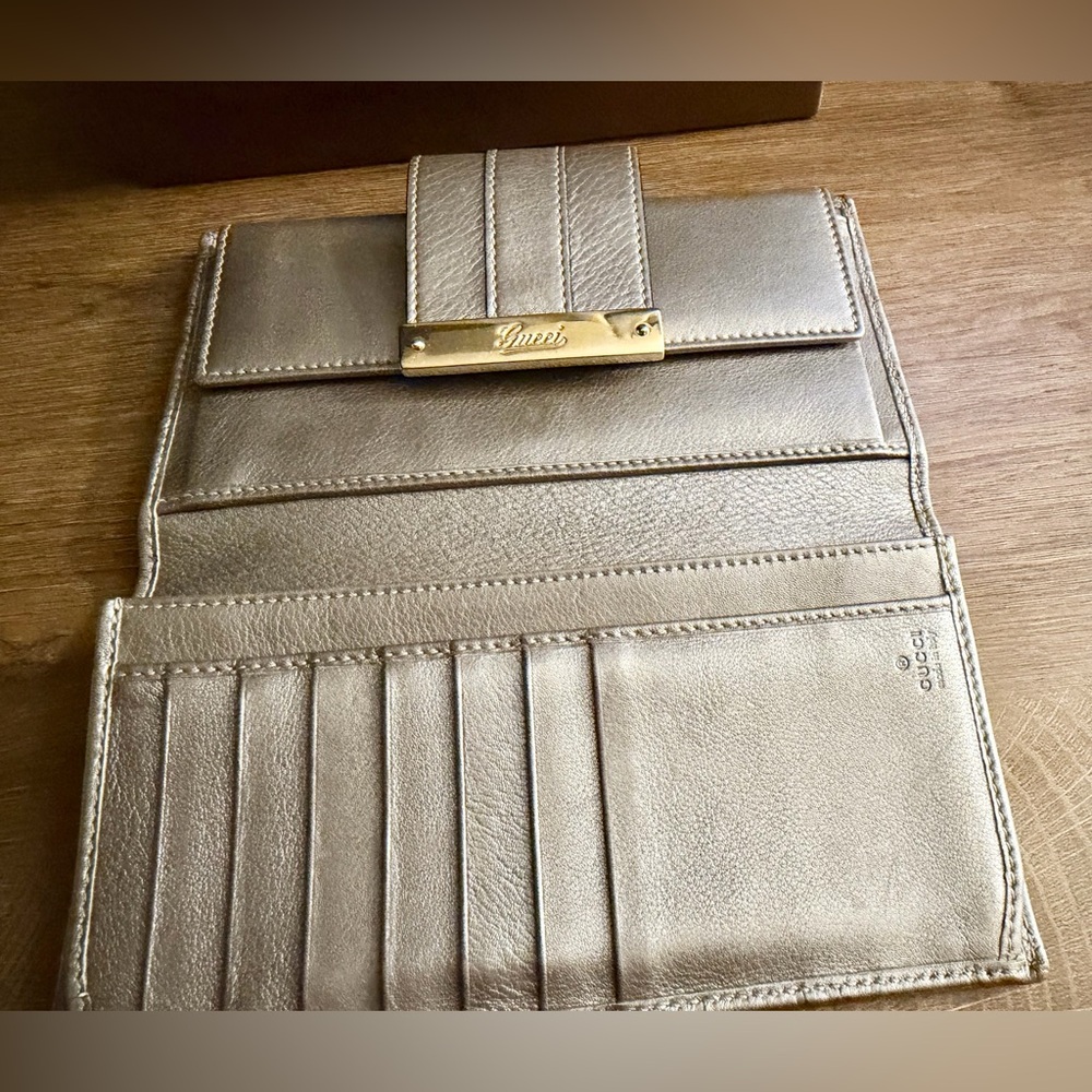 Gucci Gold-Tone Plaque Metallic Leather Wallet - Picture 4 of 7